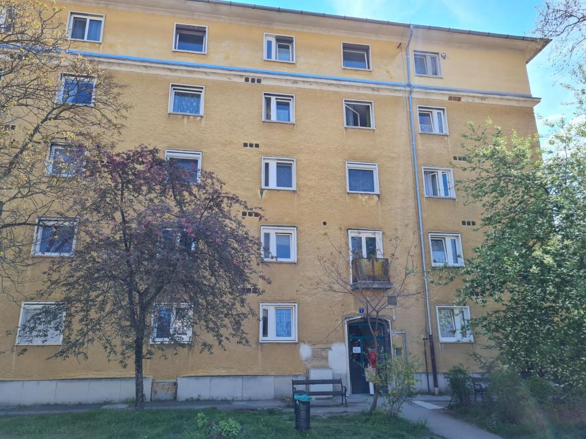 Tatabanya Ujvarosi Lakas Exterior foto